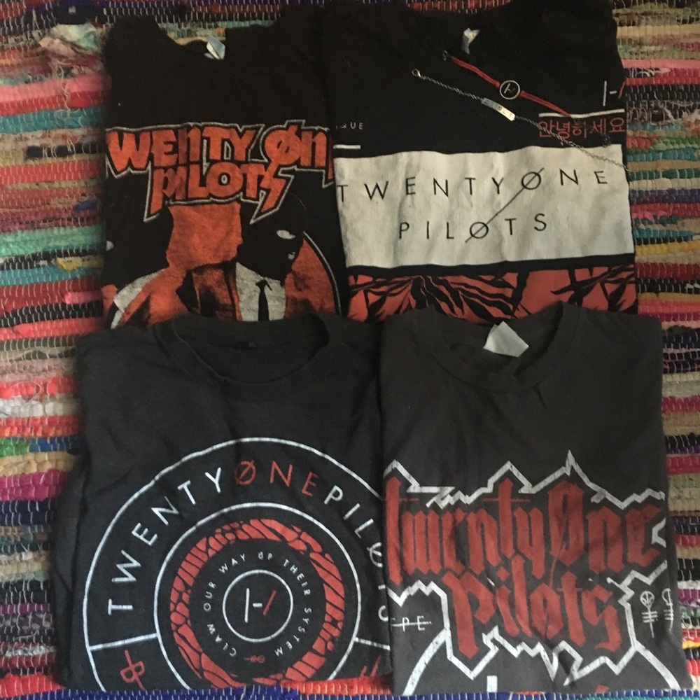 4 Twenty one Pilots shirts + 2 bracelets